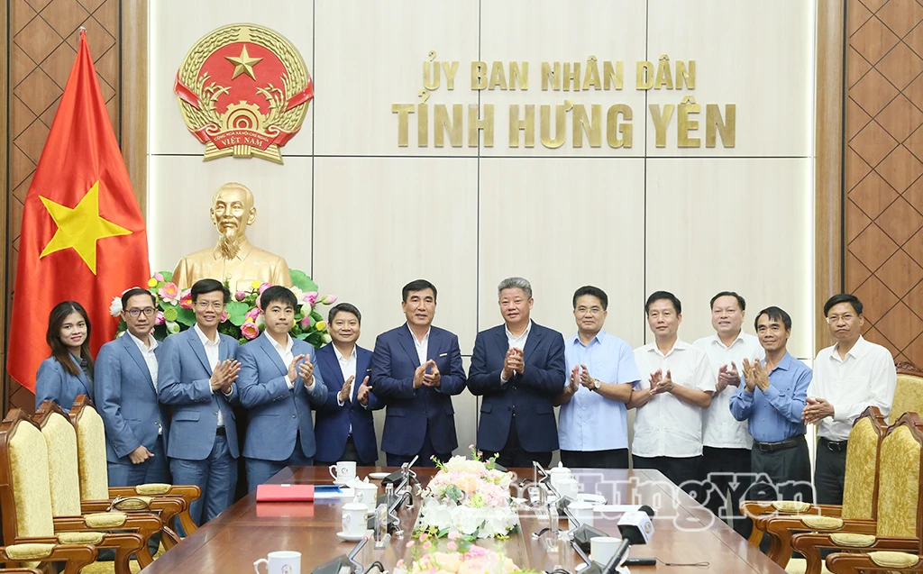 Các đại biểu chụp ảnh lưu niệm.
