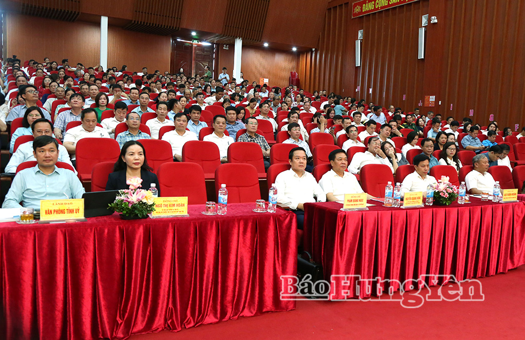 Đồng chí Phạm Quang Ngọc, Ủy viên Ban Chấp hành Trung ương Đảng, Bí thư Tỉnh ủy và các đại biểu dự hội nghị.