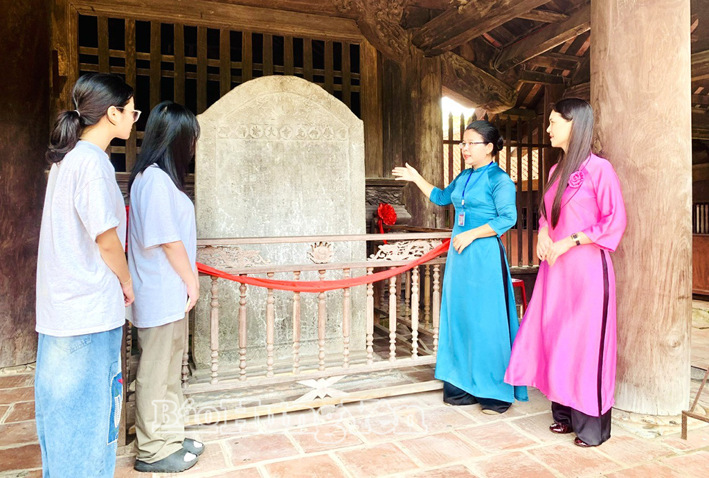 Hướng dẫn viên giới thiệu những giá trị lịch sử, kiến trúc và văn hóa của chùa Keo tới du khách.