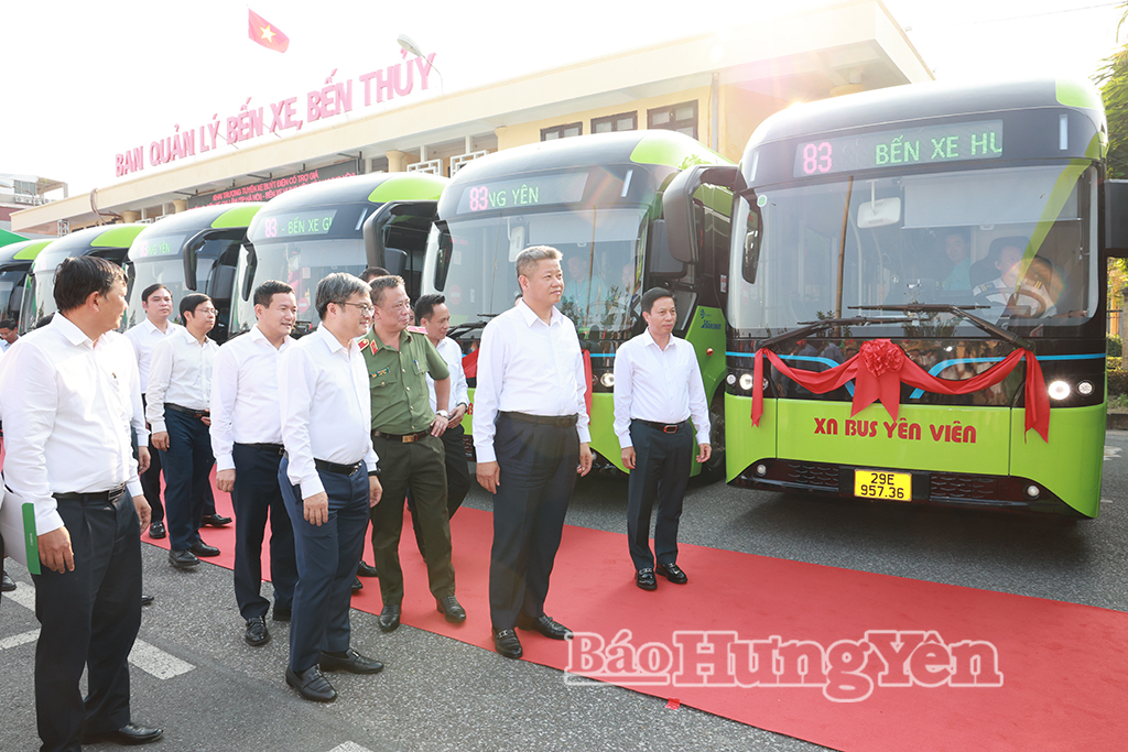 Đồng chí Nguyễn Mạnh Quyền, Phó Bí thư Tỉnh ủy, Chủ tịch UBND tỉnh cùng các đại biểu tham gia trải nghiệm thực tế xe buýt.