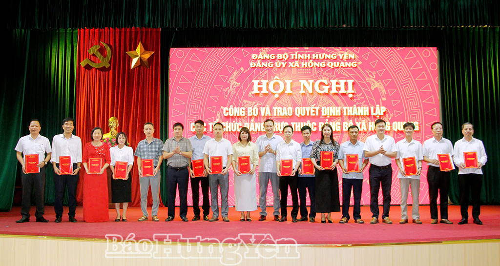 Xã Hồng Quang công bố quyết định thành lập các tổ chức đảng