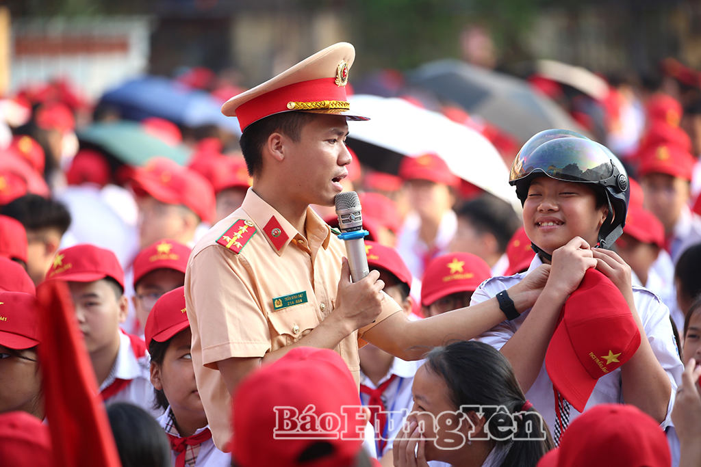 Tuyên truyền, phổ biến, giáo dục pháp luật về trật tự an toàn giao thông tại Trường THCS Trần Lãm 1
