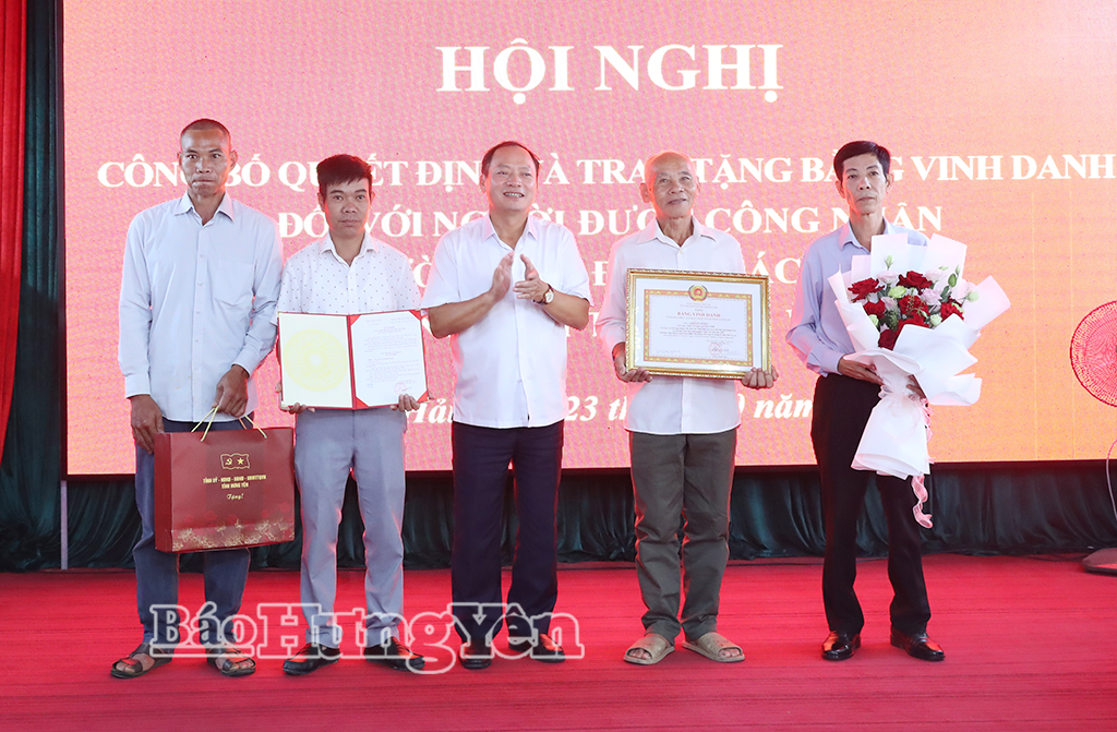 Đồng chí Trần Quốc Văn, Phó Bí thư Tỉnh ủy, Chủ tịch HĐND tỉnh trao Bằng vinh danh người hoạt động cách mạng trước ngày 1/1/1945 tại xã Tiền Hải